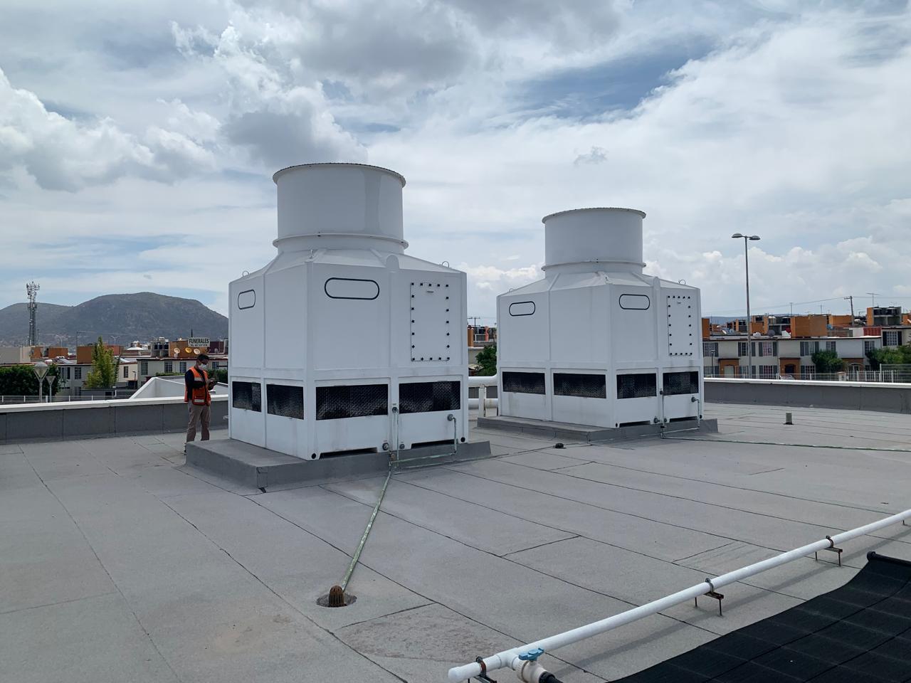 Dos torres de enfriamiento instaladas por PROCYCO en la azotea de un edificio en Querétaro