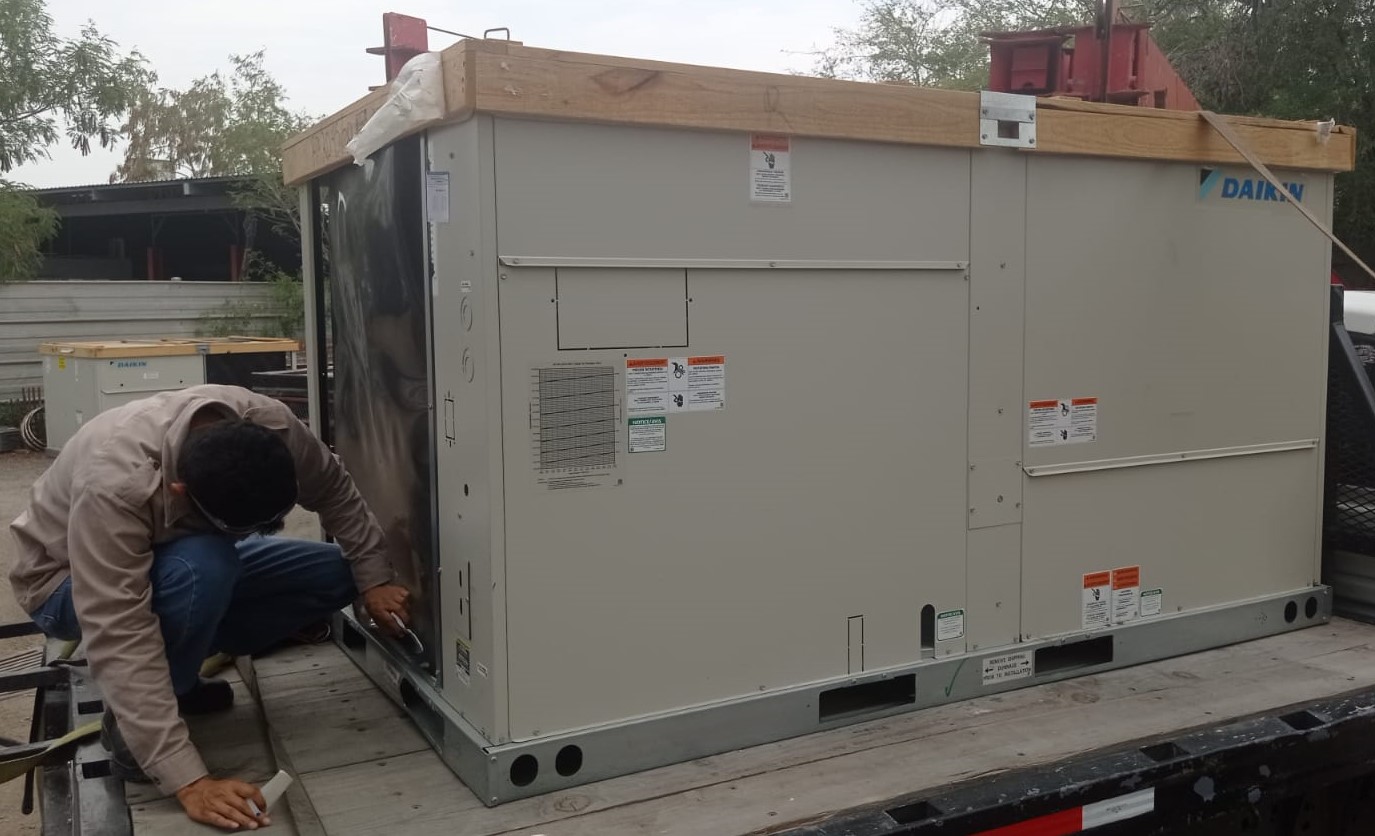 Unidad paquete Daikin de gran capacidad lista para maniobra de instalación